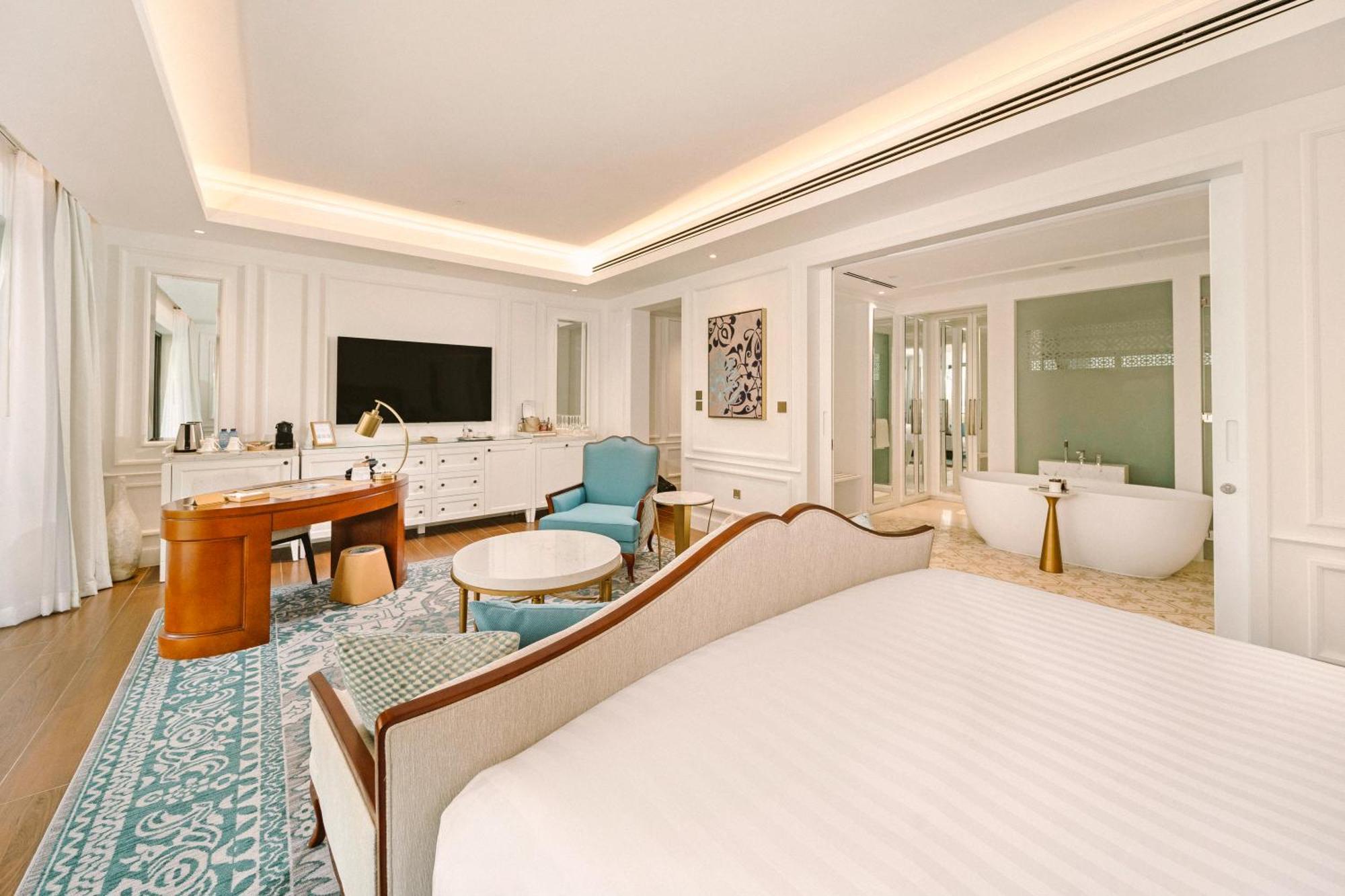 Royal Saray Resort Manama Exteriör bild A suite at the hotel